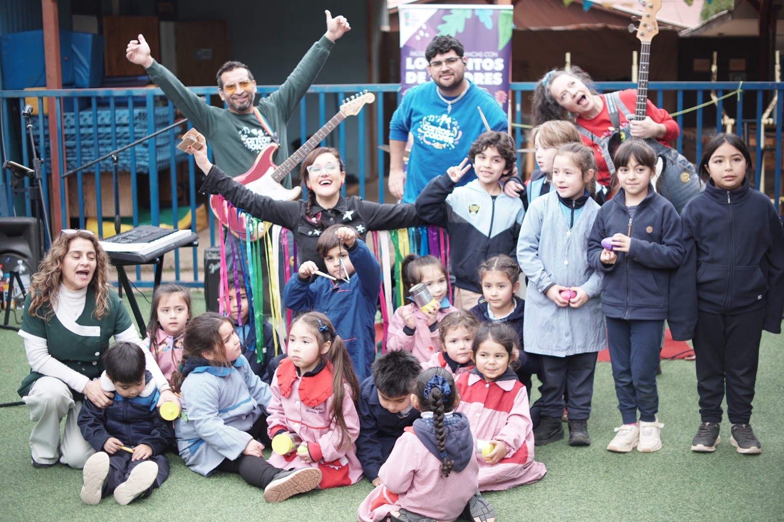 Los Cantos de Colores junto a niños y profesores en el patio